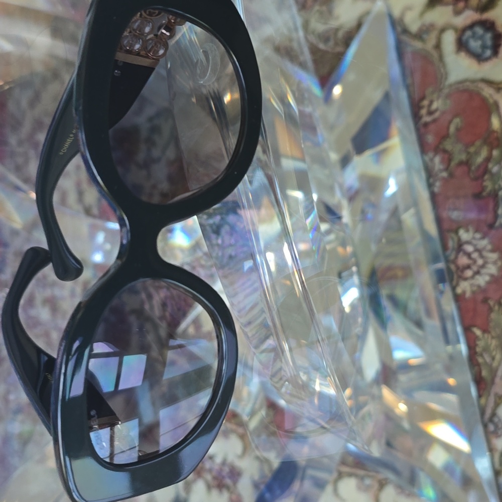 Elegant Black CHANEL Sunglasses with Gold Accents - Picture 5 of 5